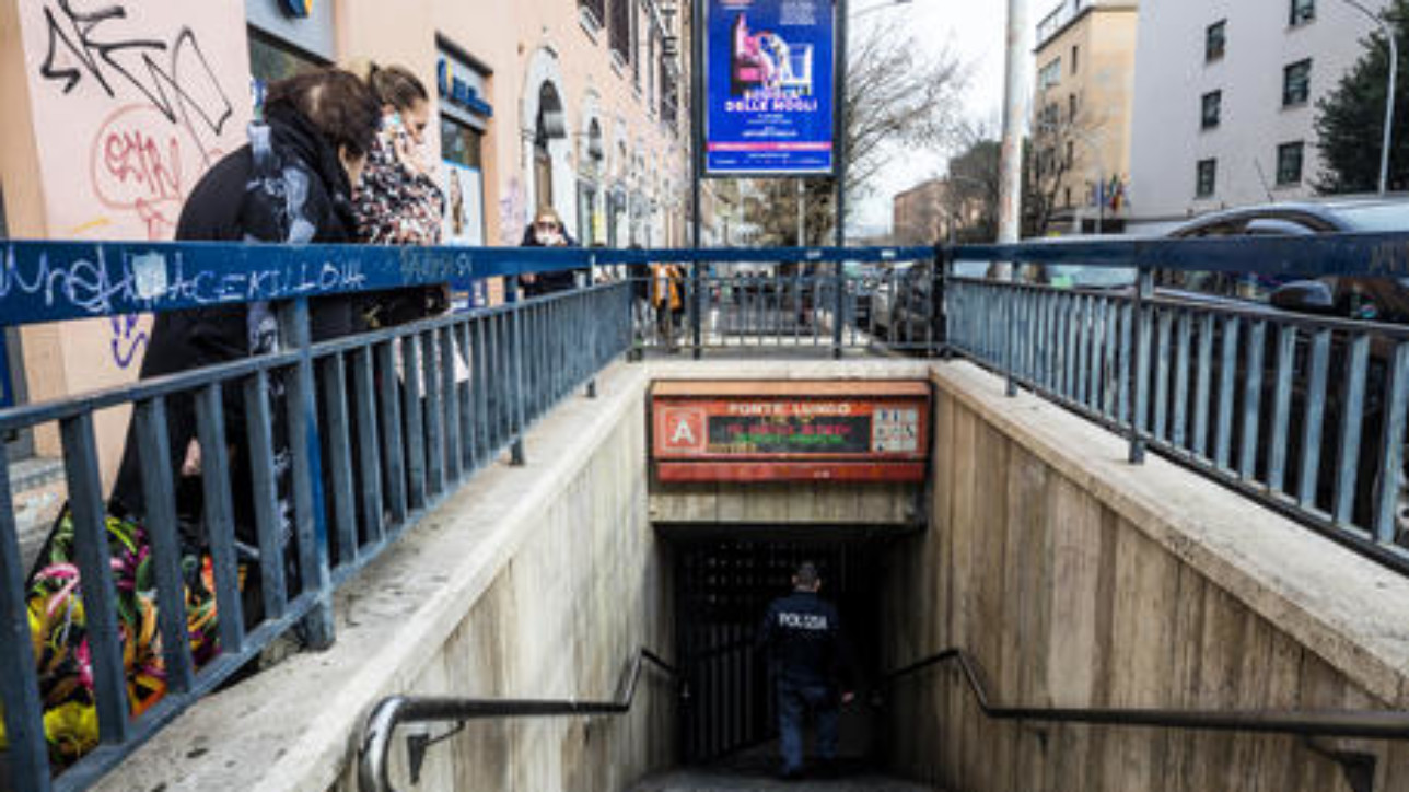 Forze dell'ordine al lavoro presso la fermata della metro A, Ponte Lungo, dove una persona  deceduta dopo essere stata investita da un convoglio della metro, Roma, 07 gennaio 2020. ANSA/ANGELO CARCONI